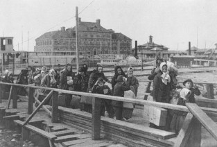 Ellis_island_1902